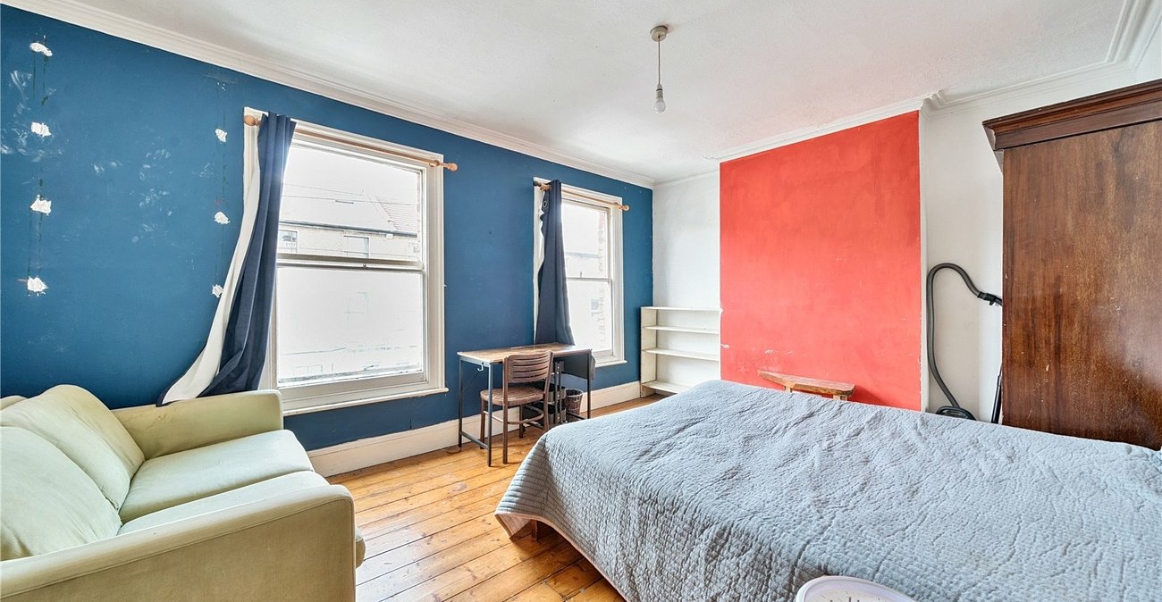 3 bedroom property for sale in London | Robinson Jackson