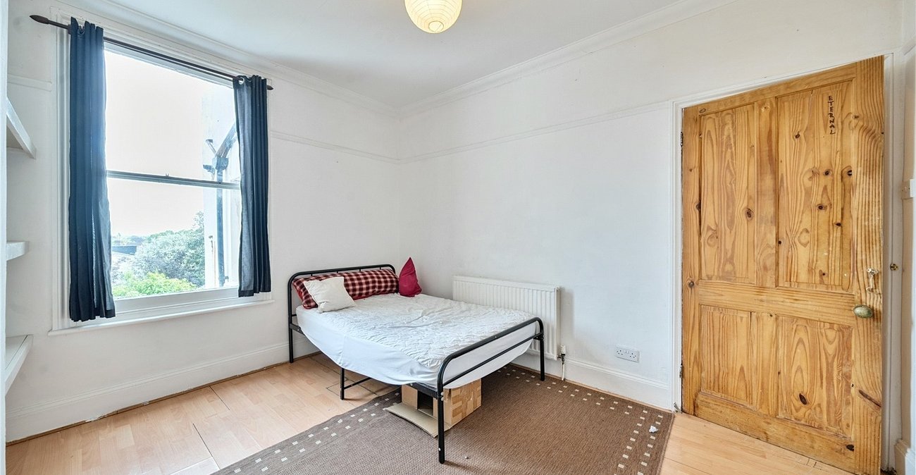 3 bedroom property for sale in London | Robinson Jackson