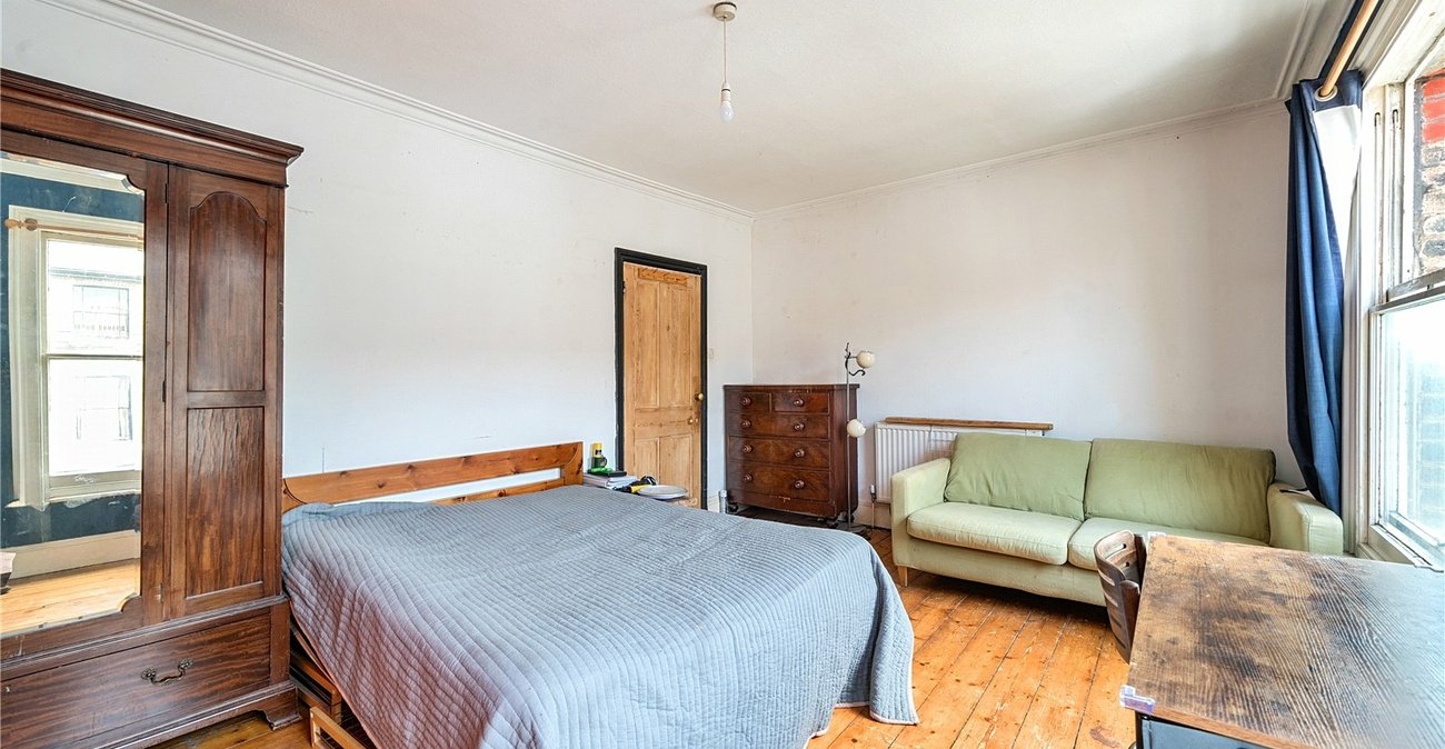 3 bedroom property for sale in London | Robinson Jackson