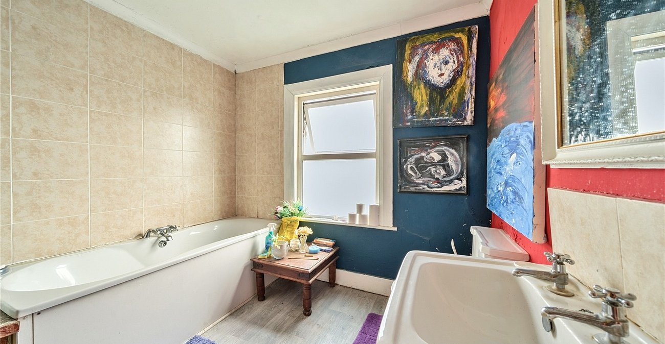 3 bedroom property for sale in London | Robinson Jackson