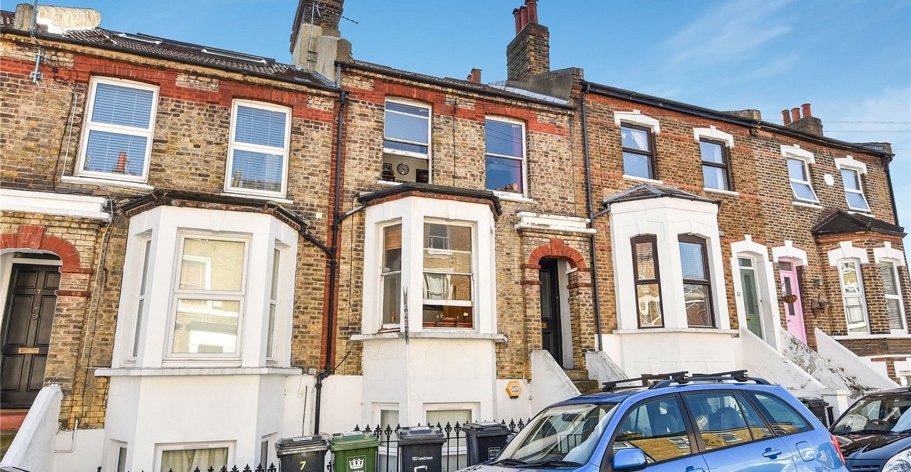 3 bedroom property for sale in London | Robinson Jackson