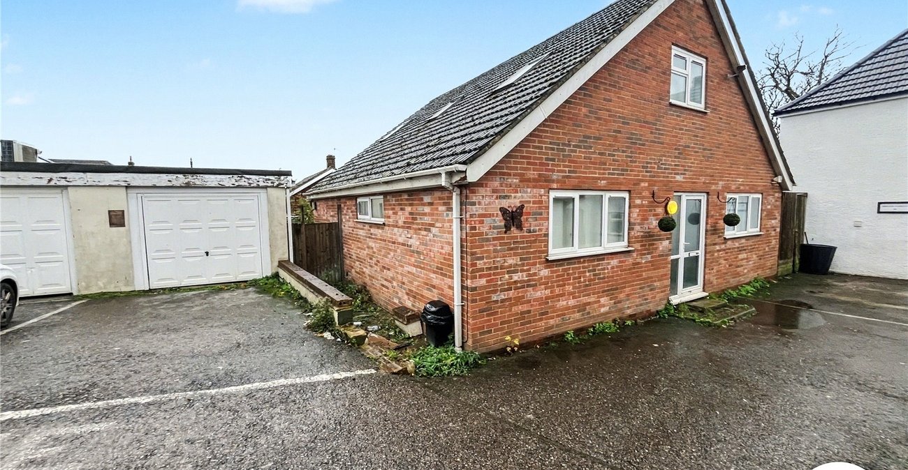 4 bedroom bungalow for sale in Rochester | Robinson Michael & Jackson