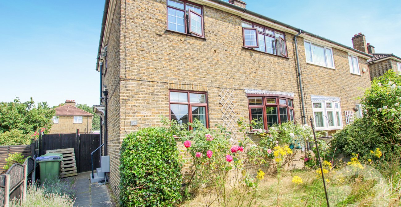 3 bedroom house for sale in London | Robinson Jackson