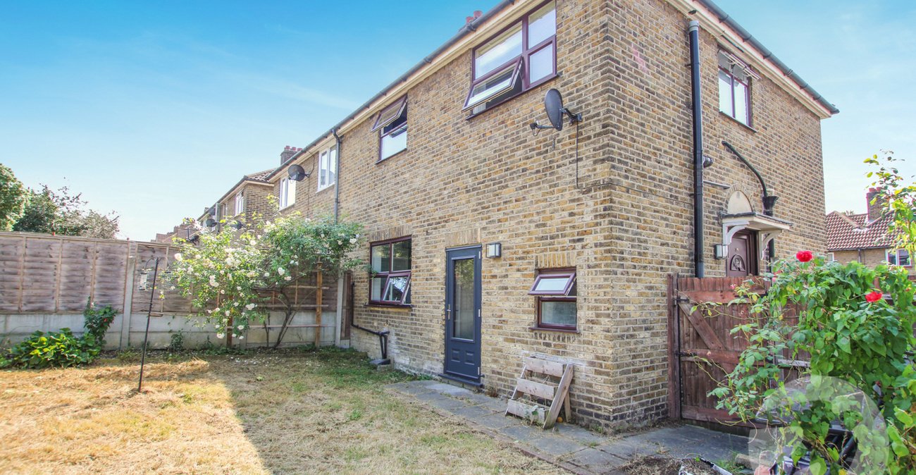 3 bedroom house for sale in London | Robinson Jackson