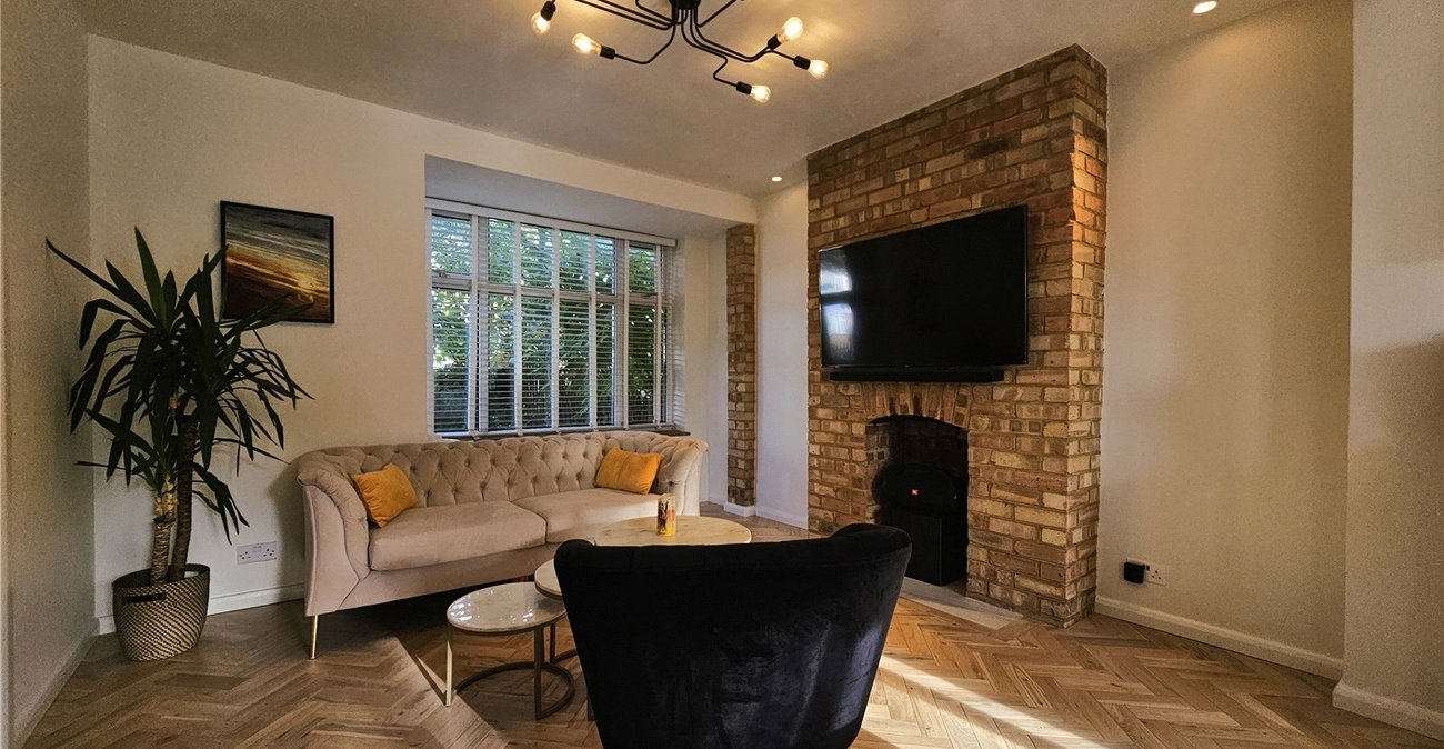 3 bedroom house for sale in London | Robinson Jackson