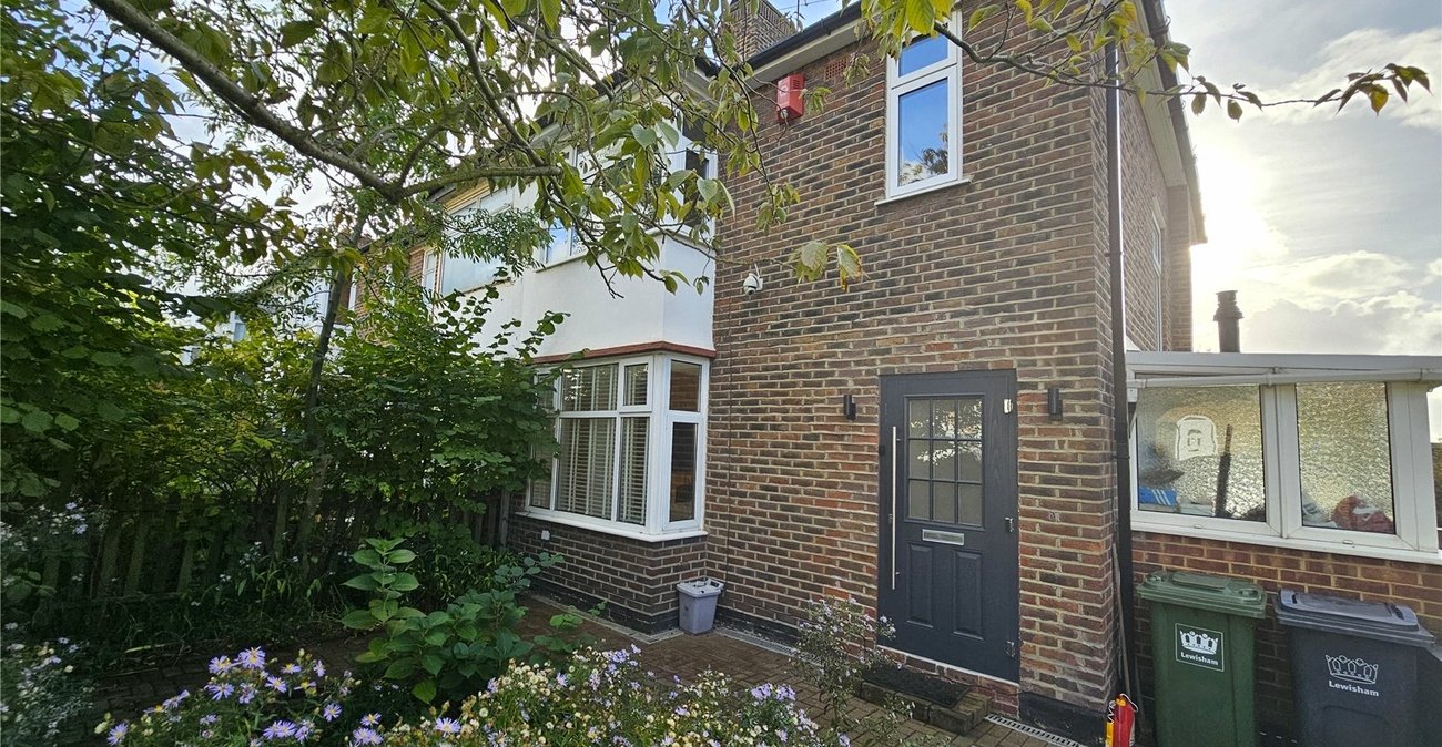 3 bedroom house for sale in London | Robinson Jackson