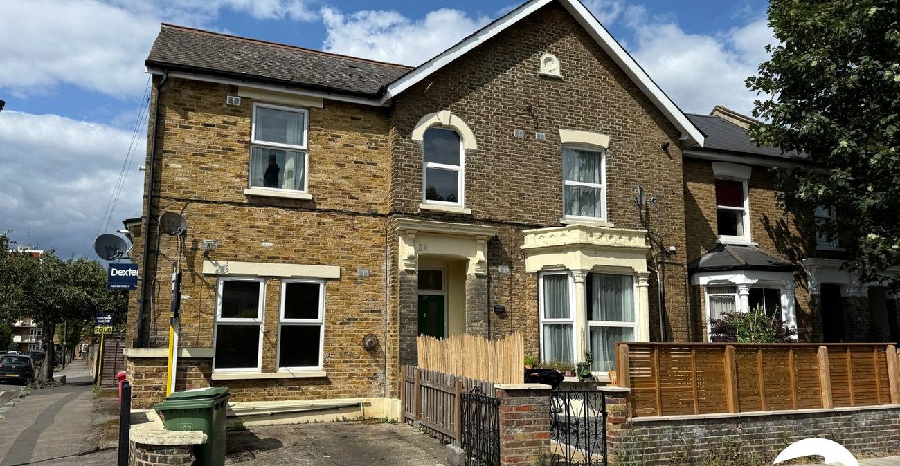 2 bedroom property for sale in London | Robinson Jackson