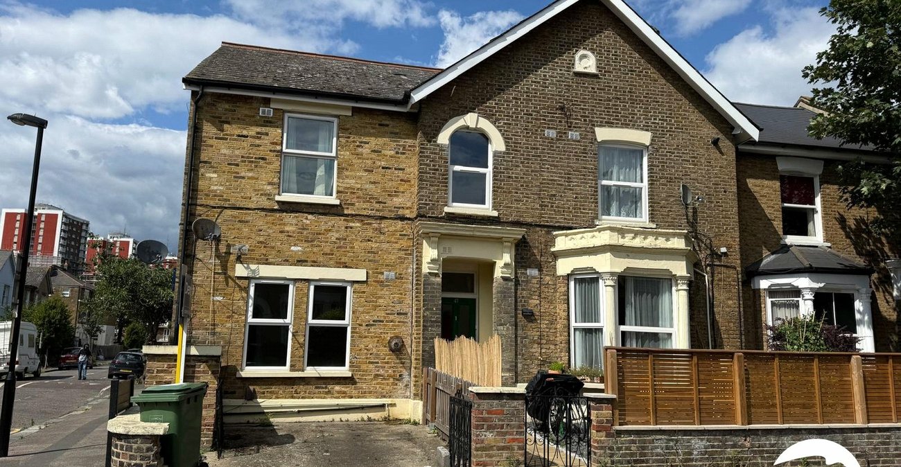 2 bedroom property for sale in London | Robinson Jackson