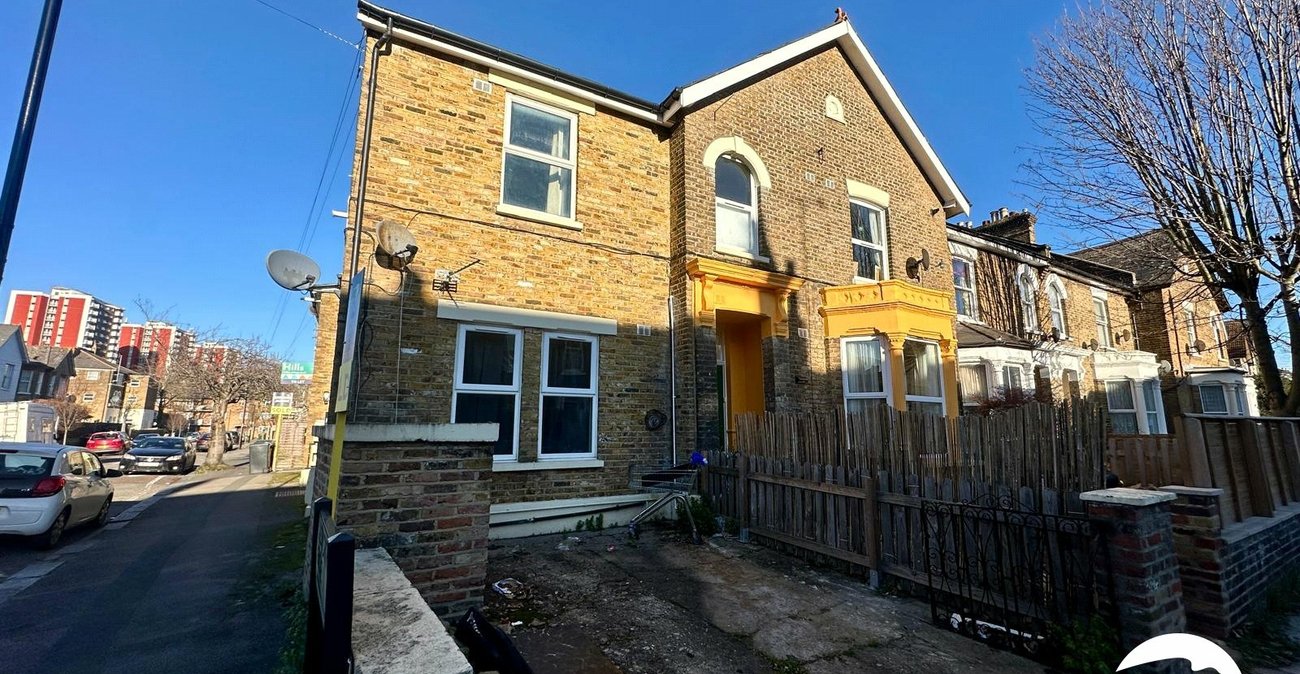 2 bedroom property for sale in London | Robinson Jackson