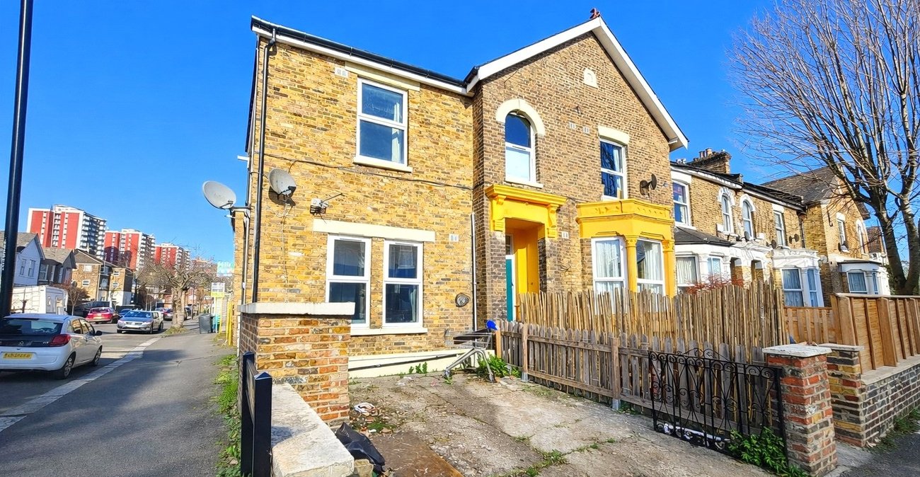 2 bedroom property for sale in London | Robinson Jackson