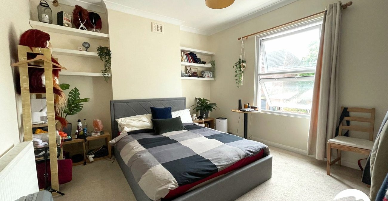 2 bedroom property for sale in London | Robinson Jackson