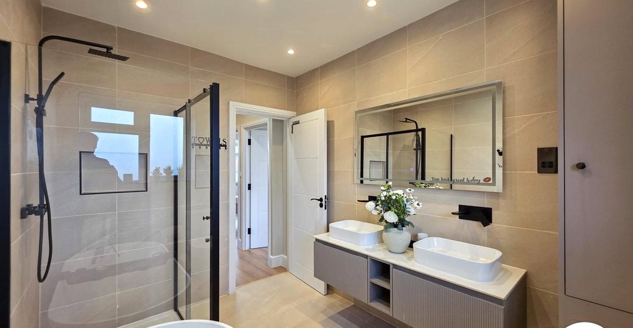 5 bedroom house for sale in London | Robinson Jackson