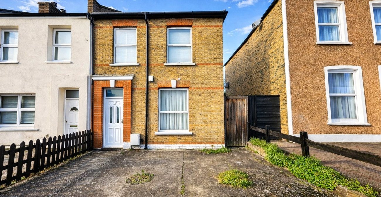 3 bedroom house for sale in London | Robinson Jackson