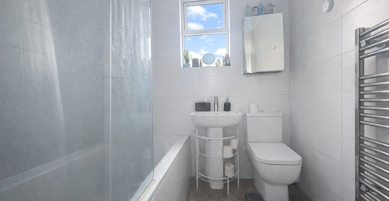 3 bedroom house for sale in London | Robinson Jackson