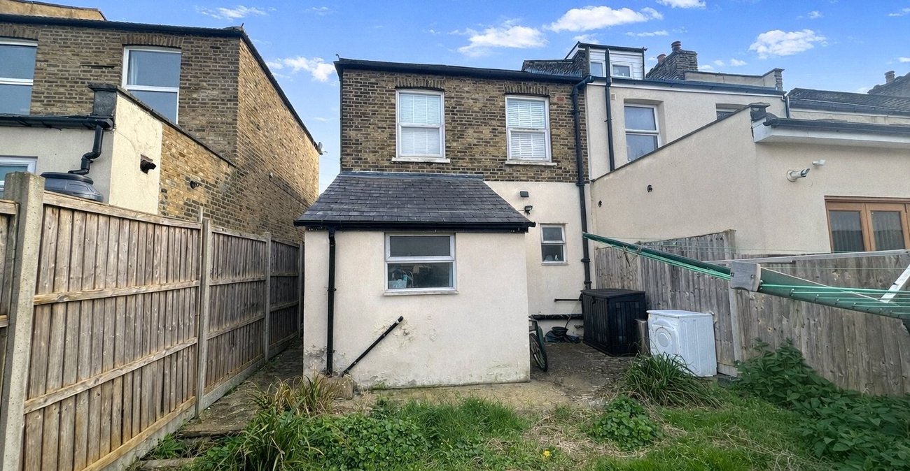3 bedroom house for sale in London | Robinson Jackson