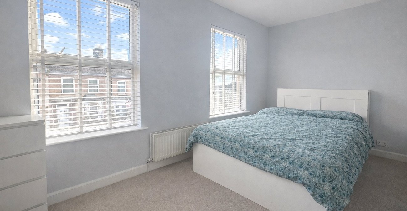 3 bedroom house for sale in London | Robinson Jackson