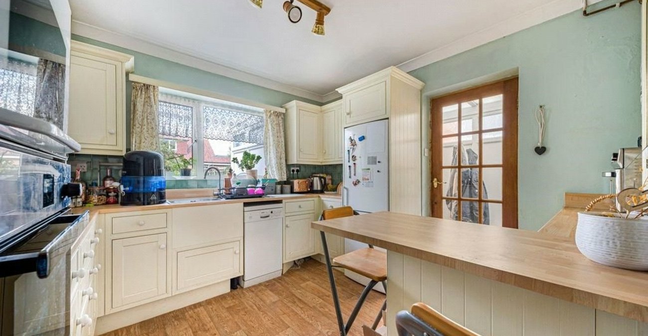 2 bedroom bungalow for sale in Green Street Green | Robinson Jackson