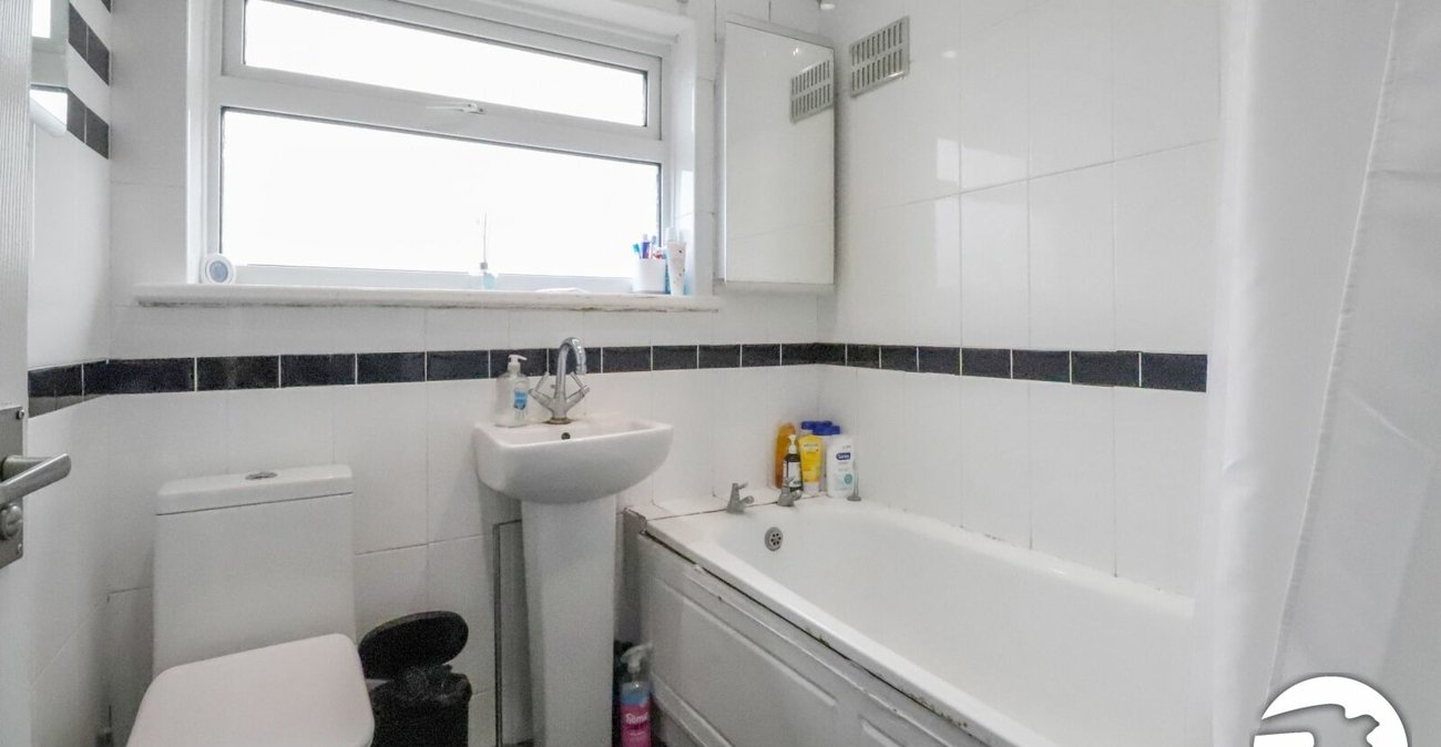 3 bedroom house for sale in London | Robinson Jackson