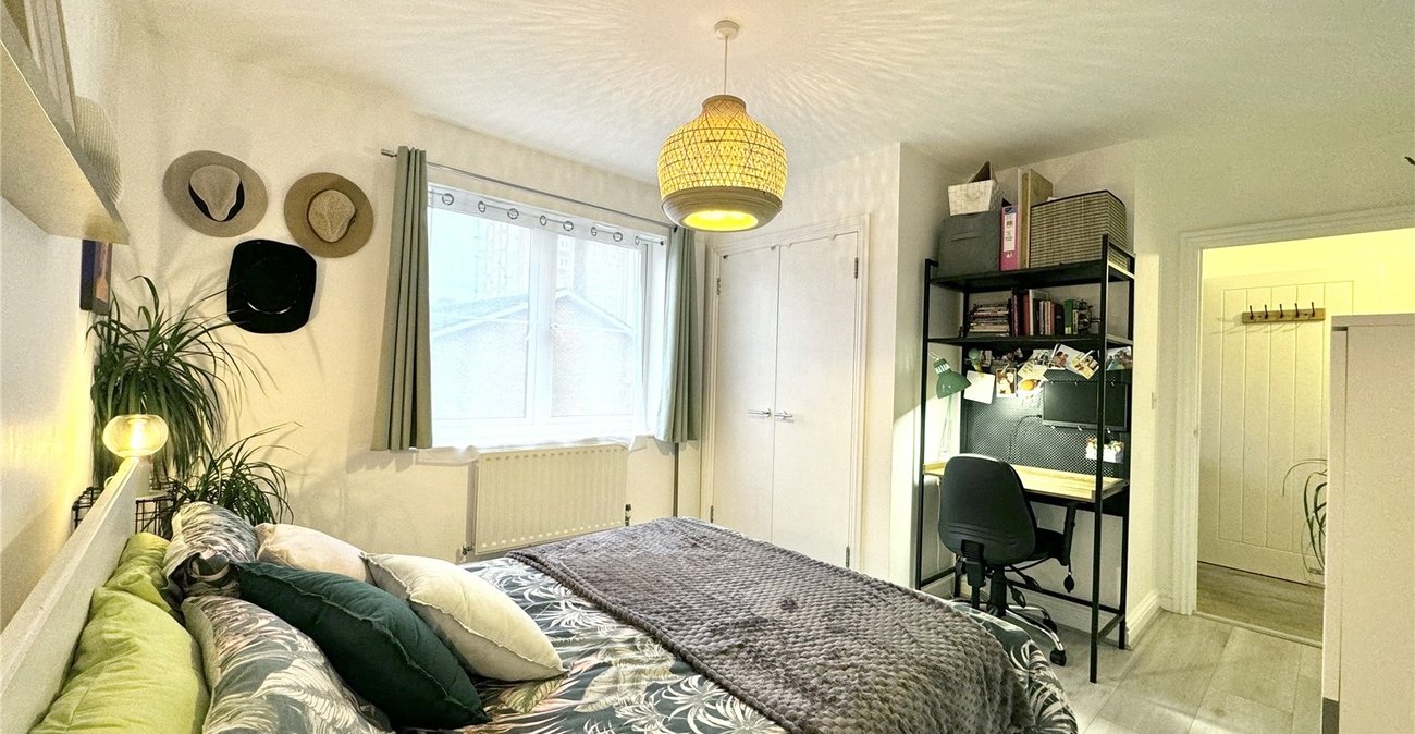 2 bedroom property for sale in London | Robinson Jackson