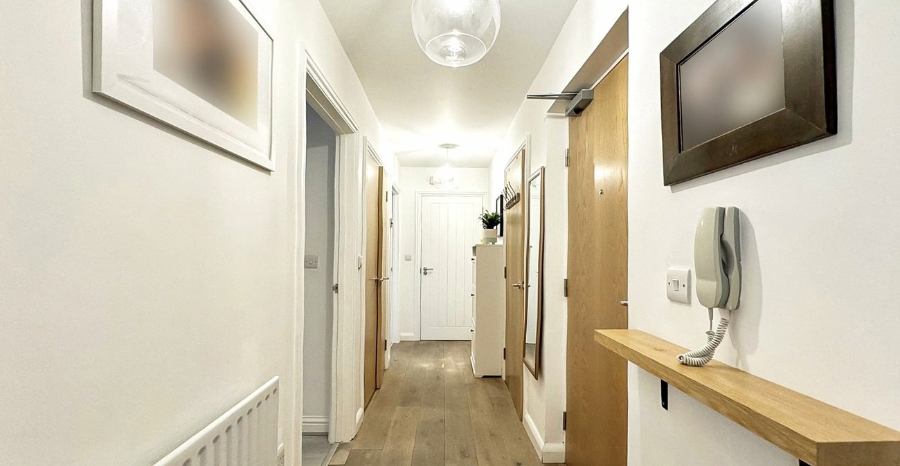 2 bedroom property for sale in London | Robinson Jackson