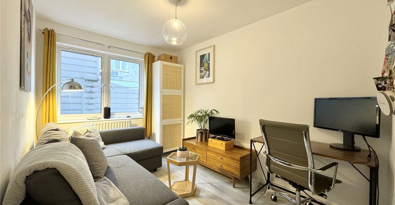 2 bedroom property for sale in London | Robinson Jackson