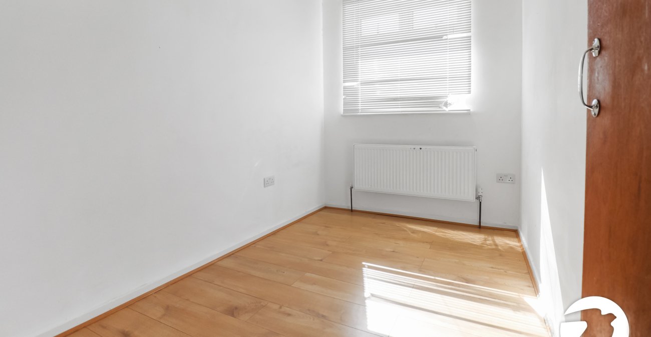 3 bedroom property for sale in London | Robinson Jackson