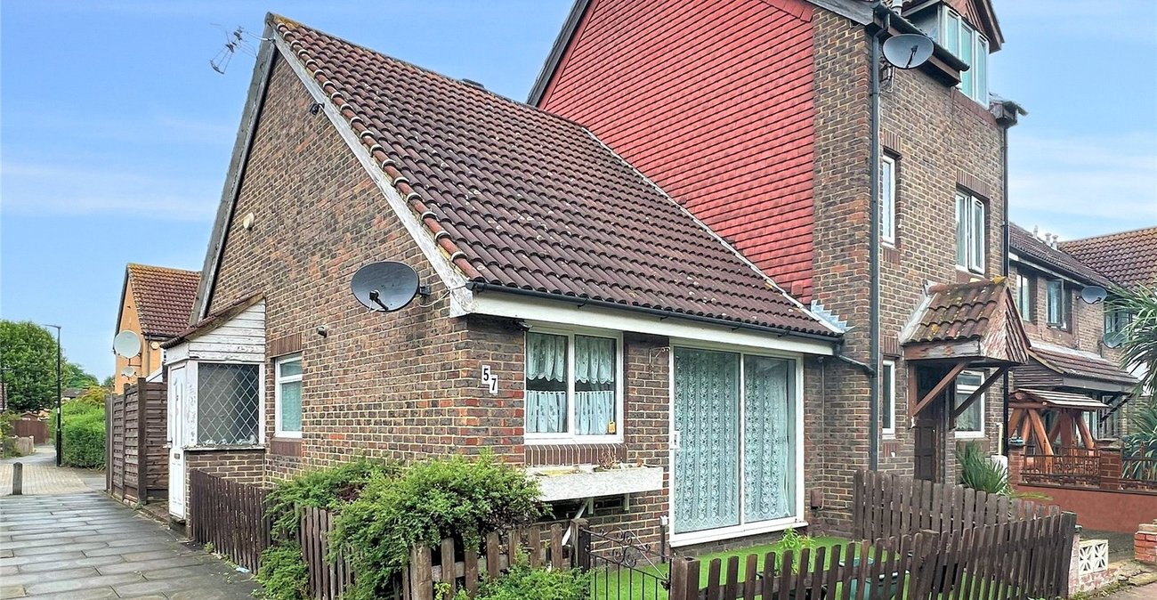 2 bedroom bungalow for sale in Thamesmead | Robinson Jackson
