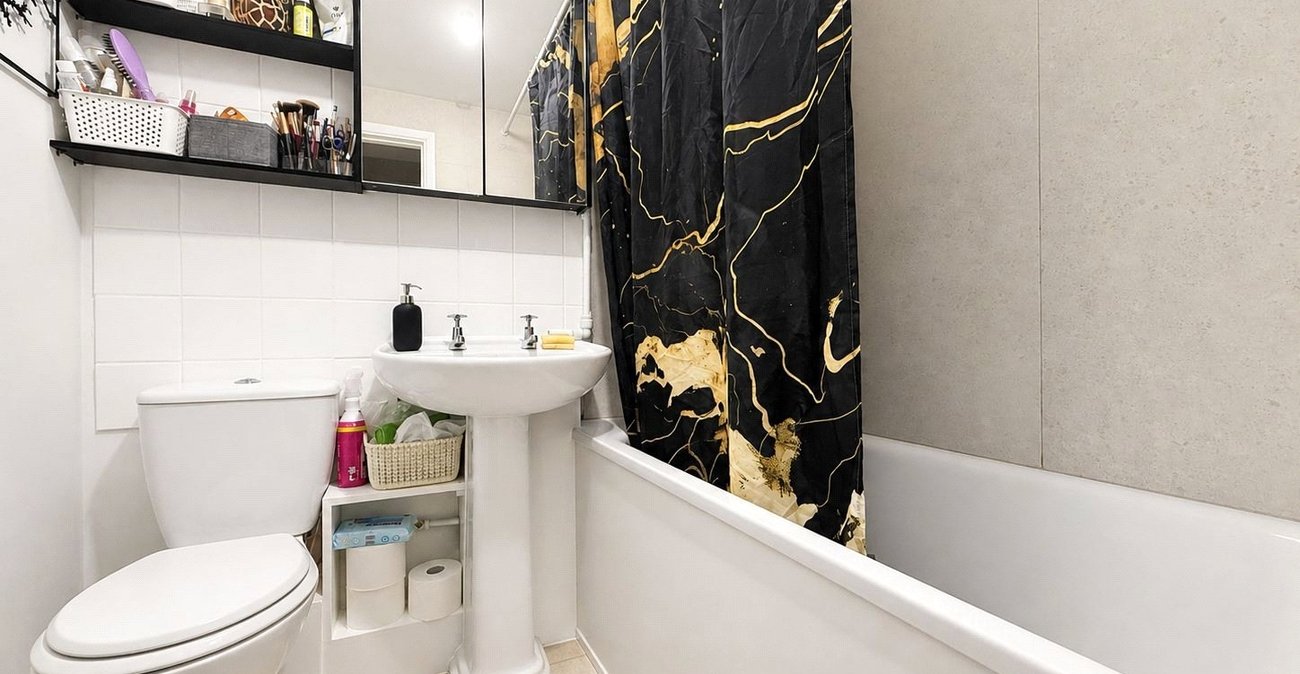 2 bedroom property for sale in Thamesmead | Robinson Jackson