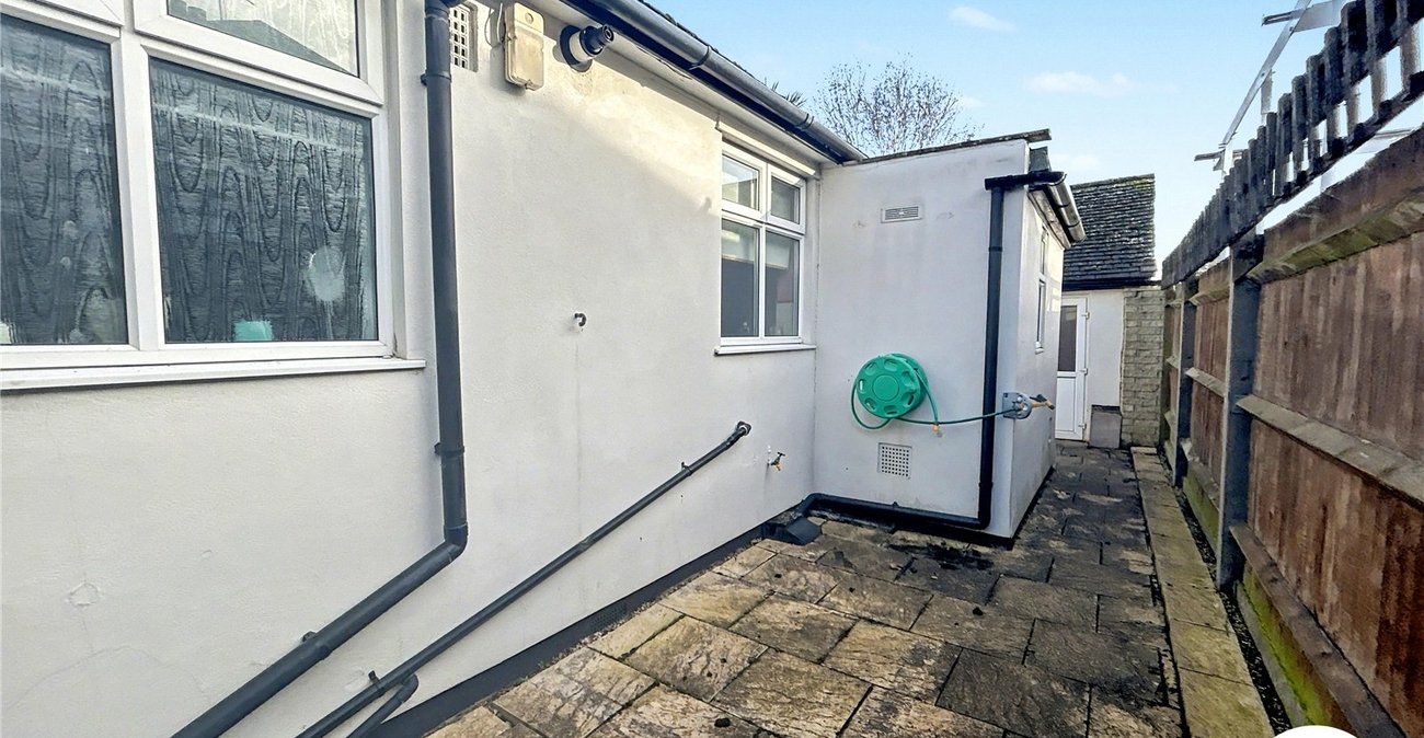 2 bedroom bungalow for sale in Sidcup | Robinson Jackson