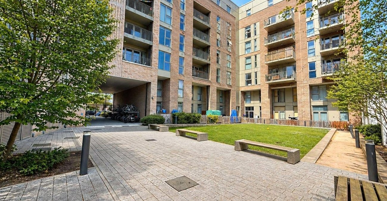2 bedroom property for sale in London | Robinson Jackson