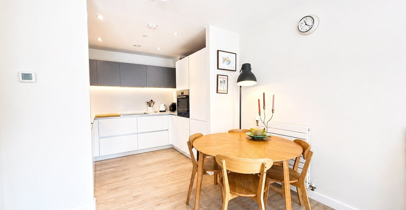 2 bedroom property for sale in London | Robinson Jackson