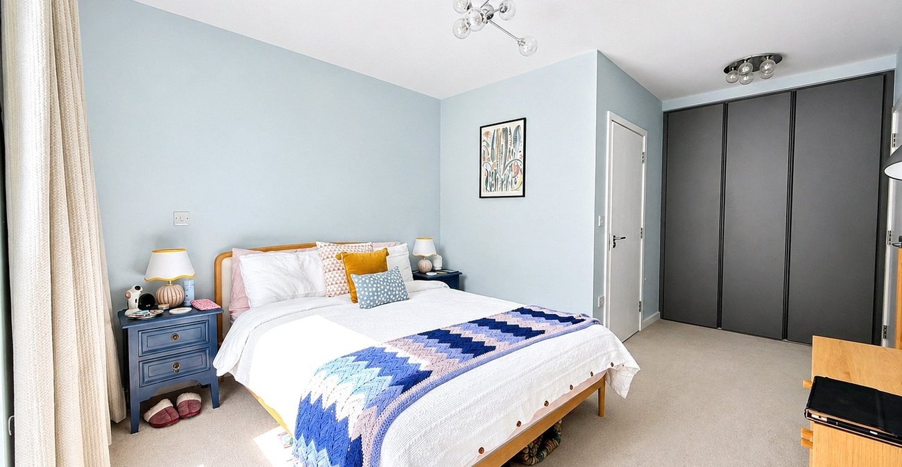 2 bedroom property for sale in London | Robinson Jackson