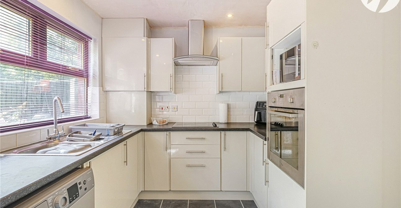 2 bedroom house for sale in London | Robinson Jackson