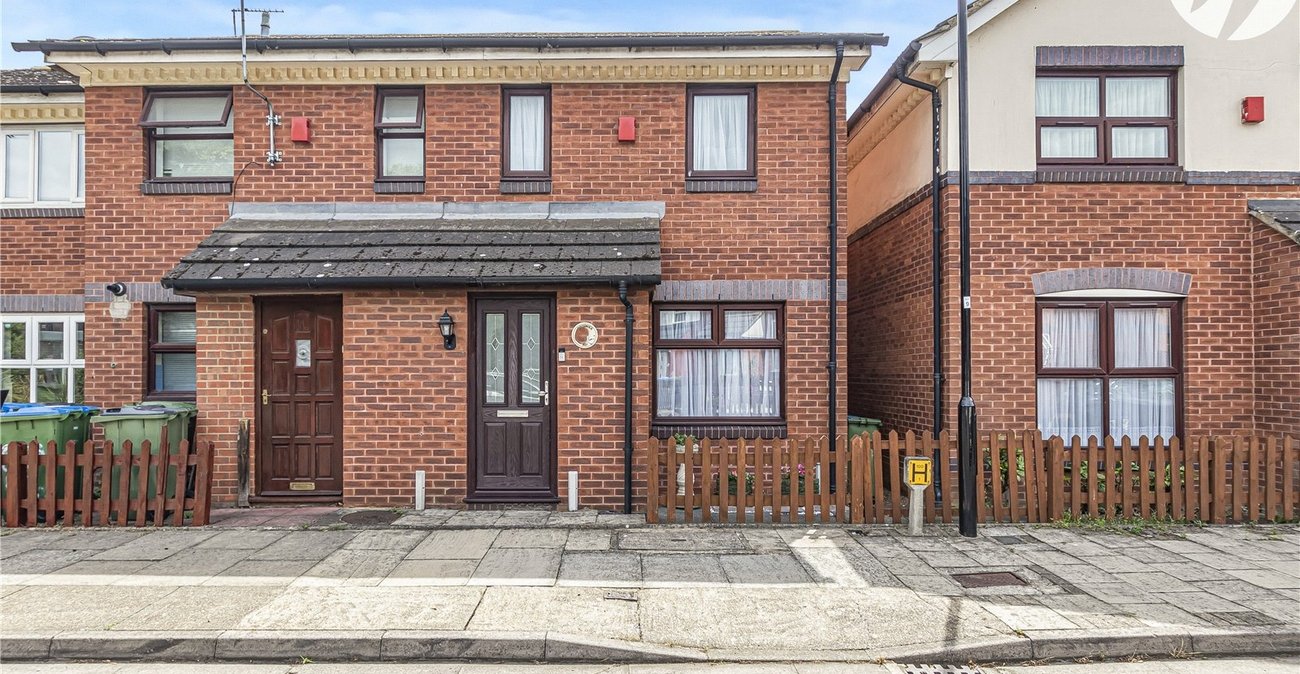 2 bedroom house for sale in London | Robinson Jackson