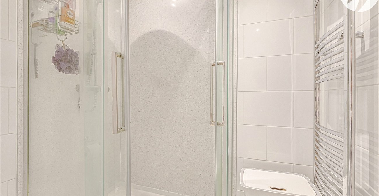 2 bedroom house for sale in London | Robinson Jackson