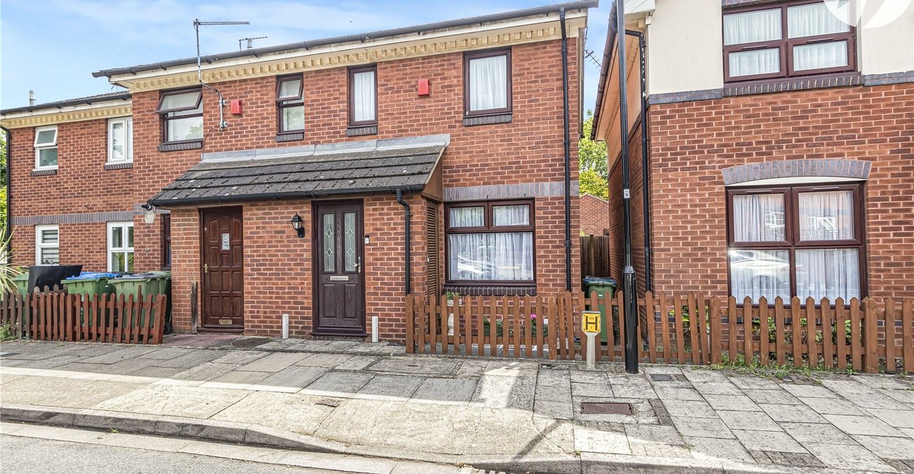 2 bedroom house for sale in London | Robinson Jackson