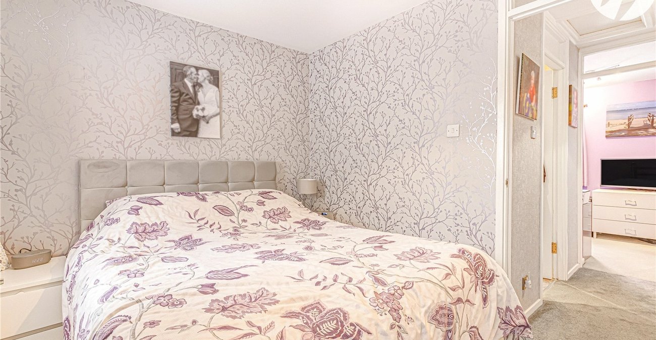 2 bedroom house for sale in London | Robinson Jackson