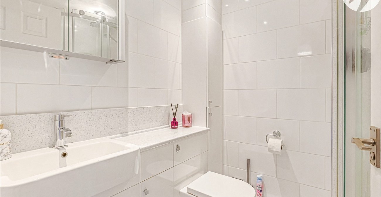 2 bedroom house for sale in London | Robinson Jackson