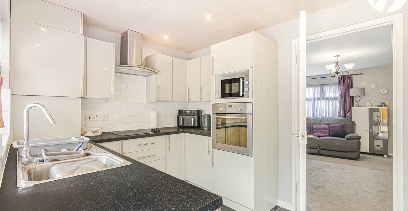 2 bedroom house for sale in London | Robinson Jackson