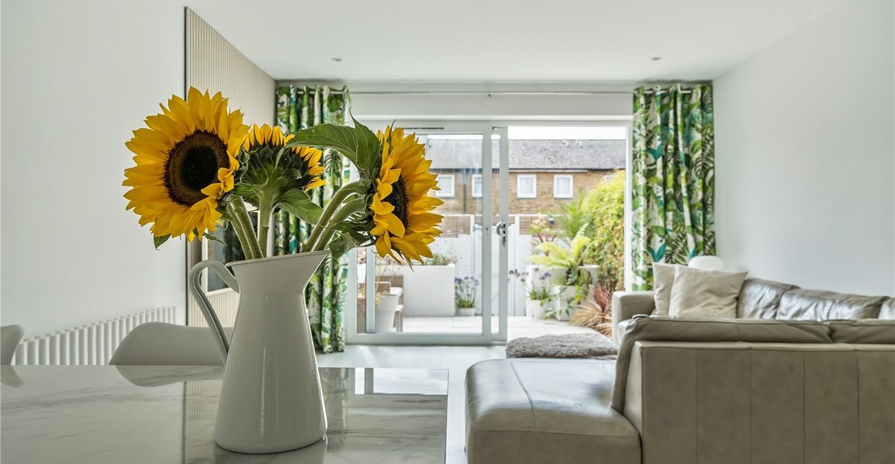 2 bedroom house for sale in London | Robinson Jackson