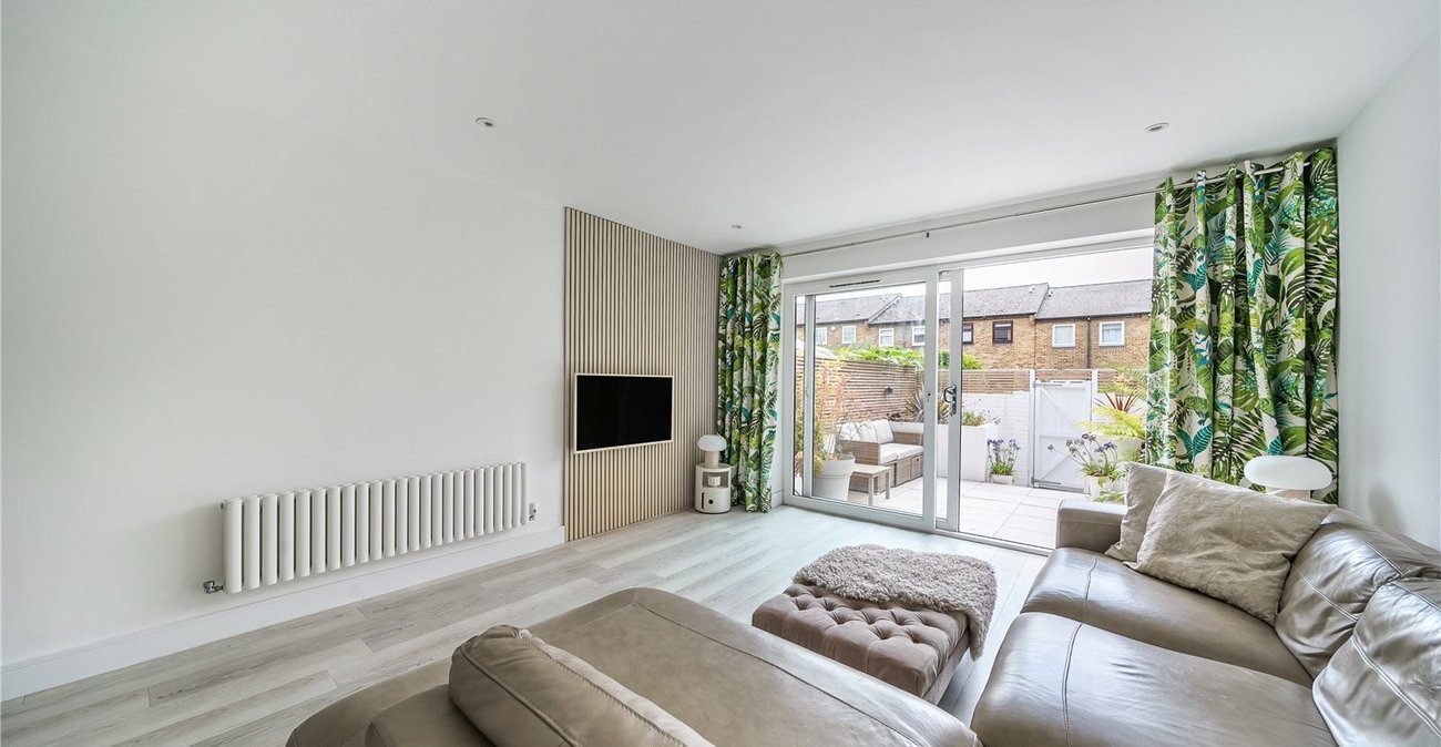 2 bedroom house for sale in London | Robinson Jackson