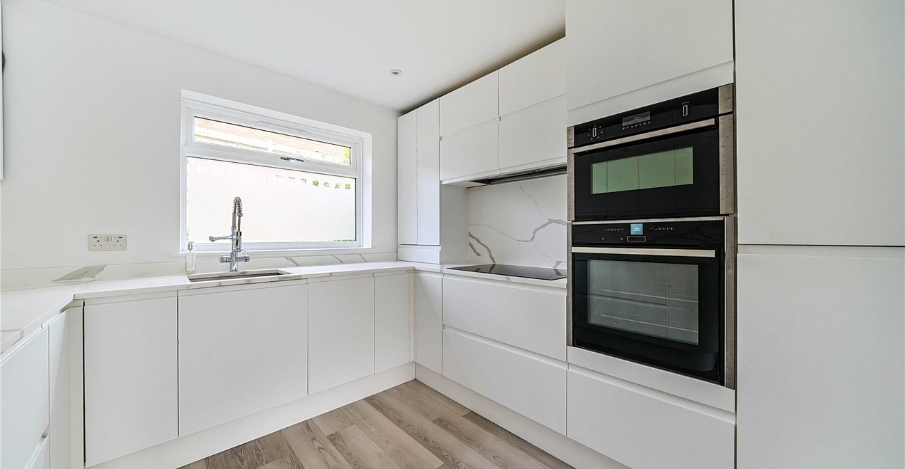 2 bedroom house for sale in London | Robinson Jackson