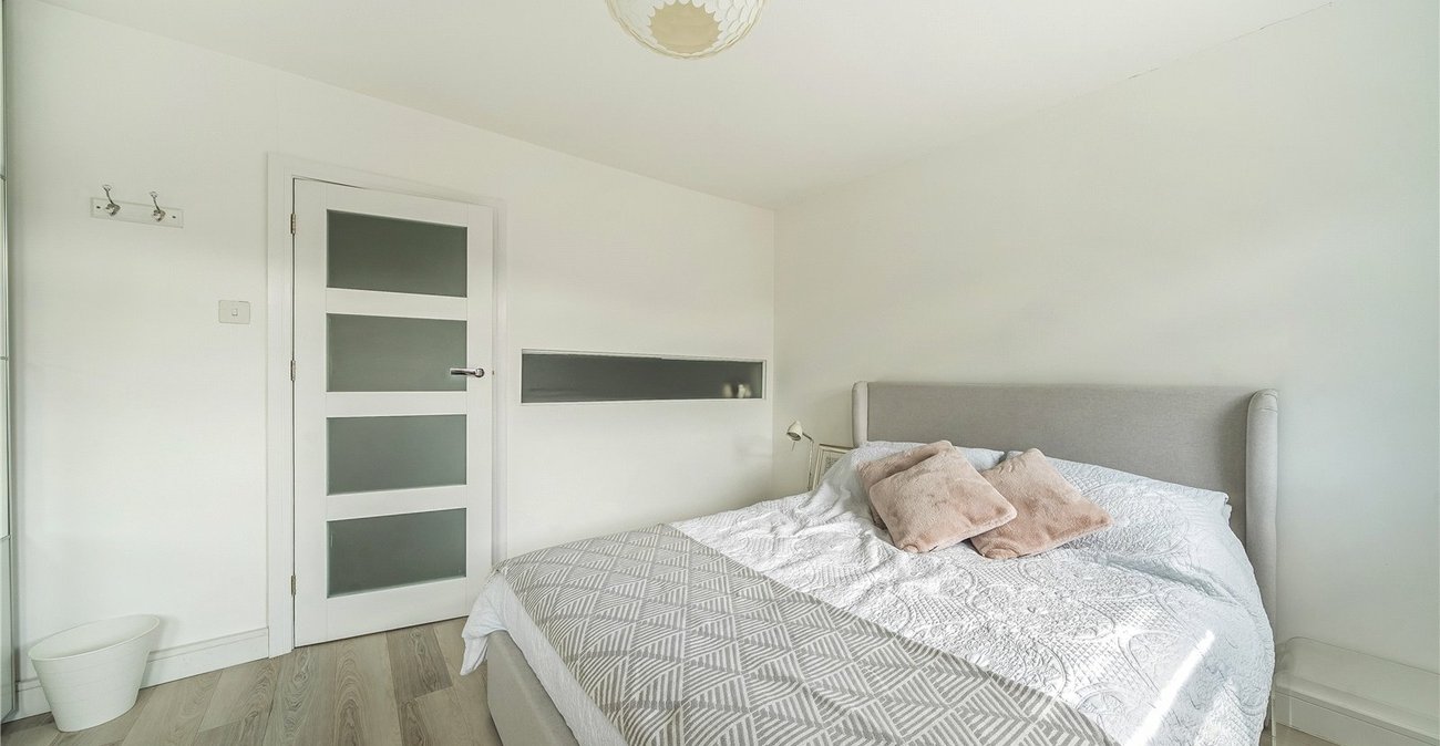 2 bedroom house for sale in London | Robinson Jackson