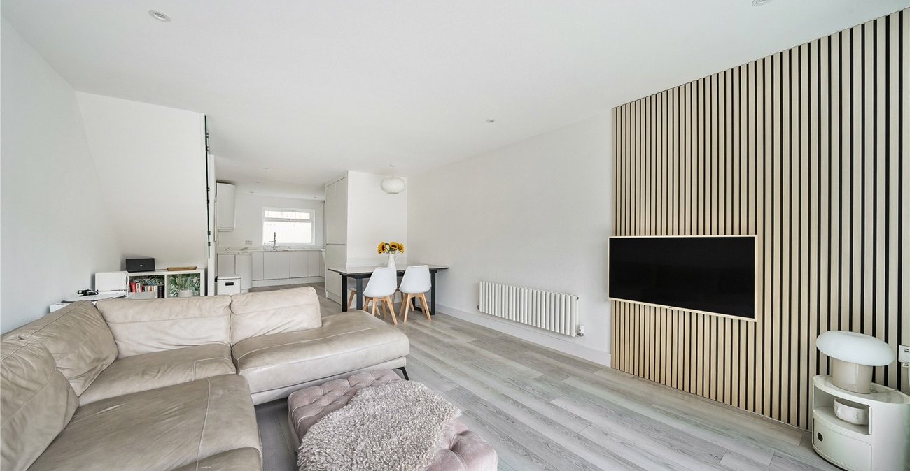 2 bedroom house for sale in London | Robinson Jackson