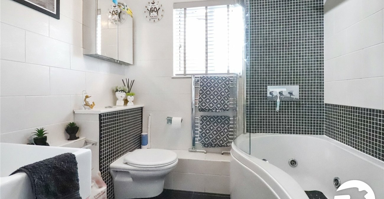 3 bedroom house for sale in London | Robinson Jackson