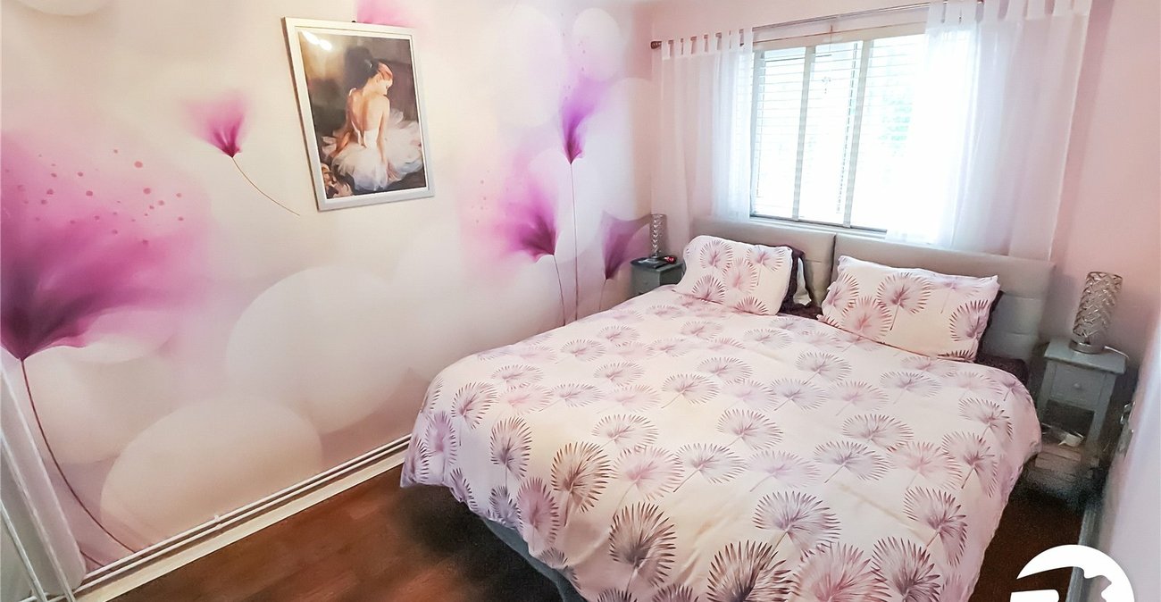 3 bedroom house for sale in London | Robinson Jackson