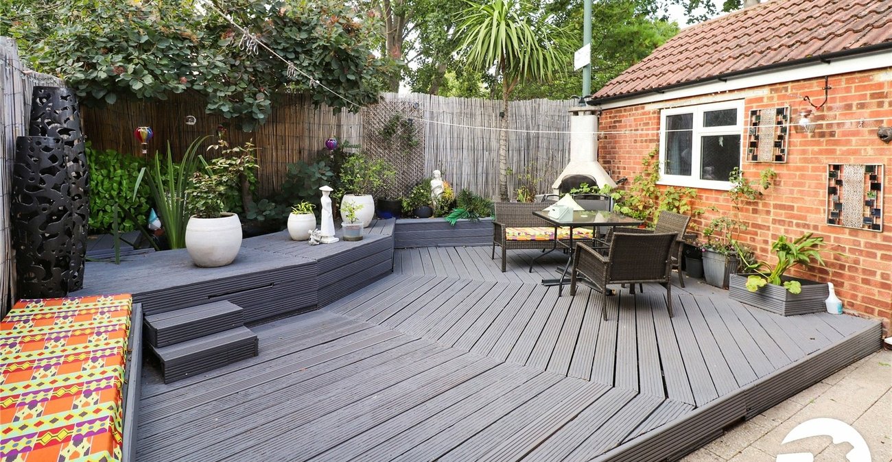 3 bedroom house for sale in London | Robinson Jackson