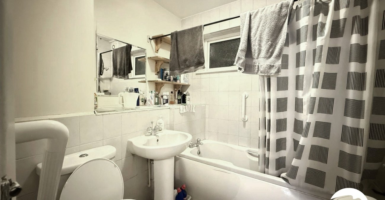 2 bedroom property for sale in London | Robinson Jackson