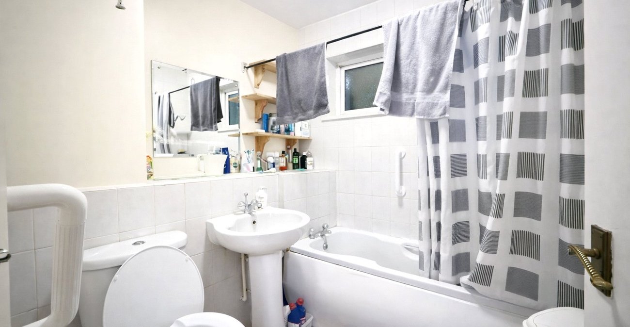 2 bedroom property for sale in London | Robinson Jackson