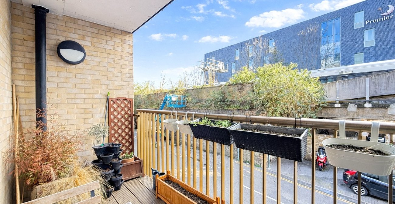 2 bedroom property for sale in London | Robinson Jackson